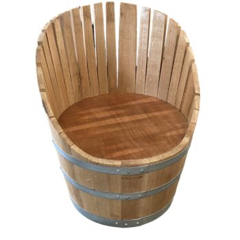 Fauteuil en tonneau rose fabriqué à partir de chêne français recyclé