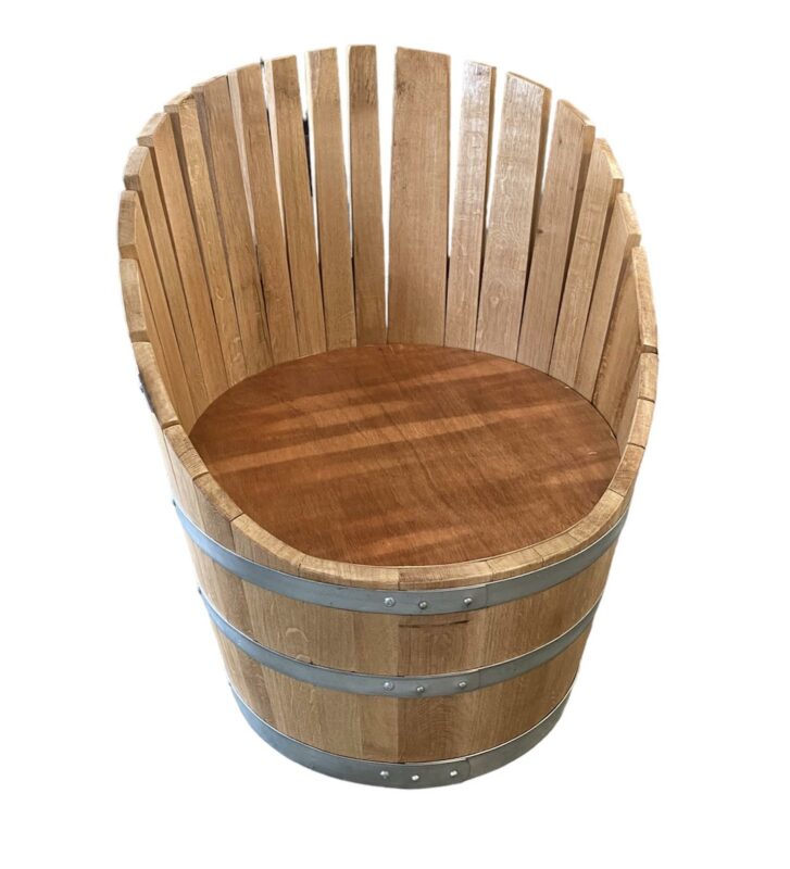 Fauteuil en tonneau rose fabriqué à partir de chêne français recyclé