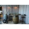 Ambiance chaleureuse sur terrasse avec table brasero tonneau
