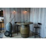 Ambiance chaleureuse sur terrasse avec table brasero tonneau