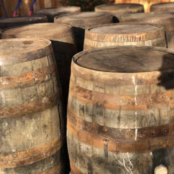 Ensemble de fûts anciens en chêne – recyclés de caves vinicoles