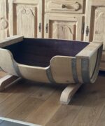 Lit pour chien en fût de vin – Couchage en chêne artisanal recyclé – Image 2