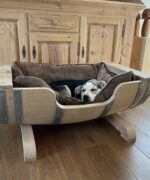 Lit pour chien en fût de vin – Couchage en chêne artisanal recyclé