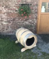 Niche pour chien en fût de vin rouge recyclé