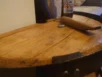 Table de bout en couvercle de fût de whisky – Chêne rustique artisanal – Image 3