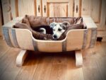 Lit pour chien en fût de vin – Couchage en chêne artisanal recyclé – Image 3