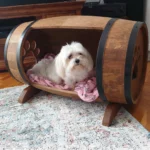 Couchage surélevé en bois huilé pour chien de petite taille