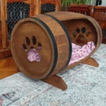 Couchage surélevé en bois huilé pour chien de petite taille