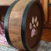 Motif en forme de patte gravé sur la niche en bois