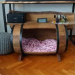Couchage surélevé en bois huilé pour chien de petite taille