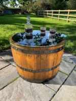 Table basse demi-tonneau en fût de whisky – Chêne et verre trempé