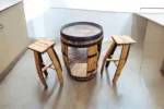 Table tonneau avec armoire et tabourets – Fût de whisky recyclé