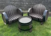 Ensemble tonneaux 2 places avec table – Mobilier de jardin en chêne recyclé – Image 1