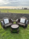 Ensemble tonneaux 2 places avec table – Mobilier de jardin en chêne recyclé – Image 3