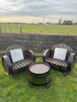 Ensemble tonneaux 2 places avec table – Mobilier de jardin en chêne recyclé – Image 3