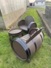 Ensemble tonneaux 2 places avec table – Mobilier de jardin en chêne recyclé – Image 5