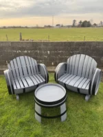 Ensemble tonneaux 2 places avec table – Mobilier de jardin en chêne recyclé – Image 6