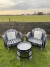 Ensemble tonneaux 2 places avec table – Mobilier de jardin en chêne recyclé – Image 2