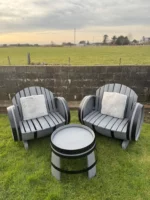 Ensemble tonneaux 2 places avec table – Mobilier de jardin en chêne recyclé – Image 2