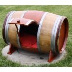 Niche pour chien en fût de vin recyclé avec porte amovible