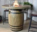 Table brasero en forme de tonneau pour événement en extérieur ; imitation bois