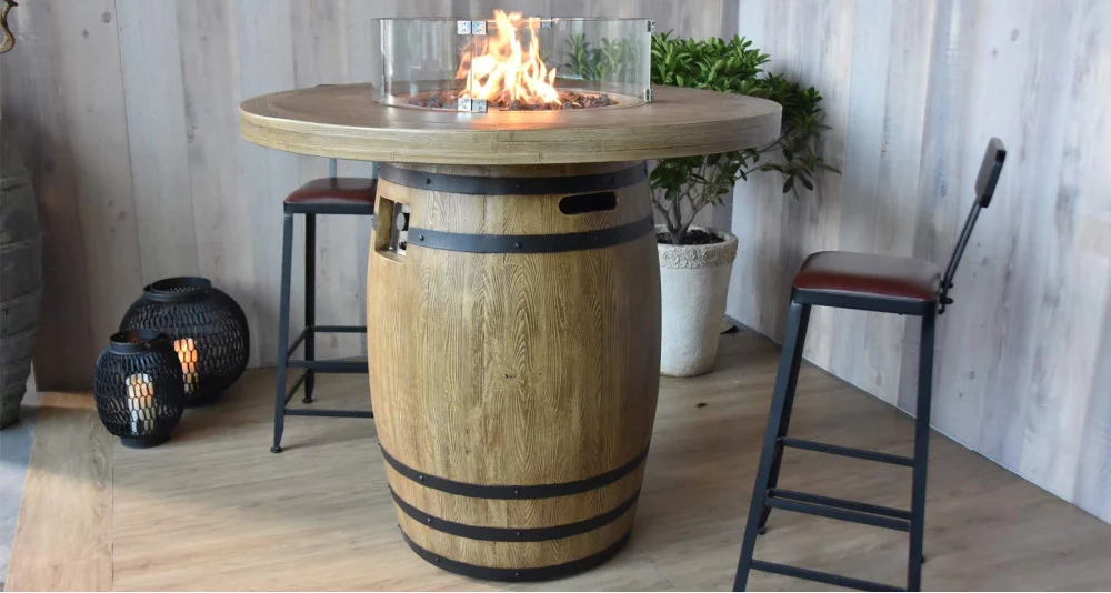 Table brasero en forme de tonneau pour événement en extérieur ; imitation bois